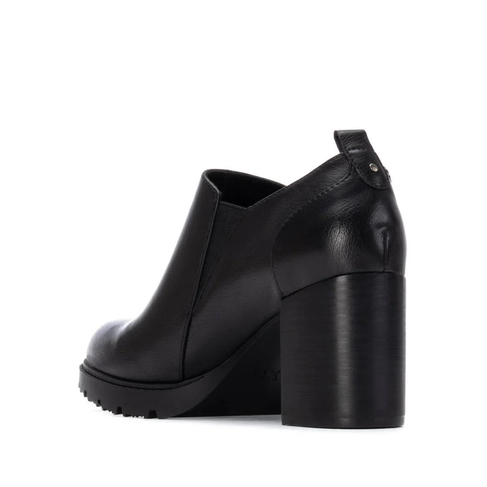 Scarpa chiusa con tacco