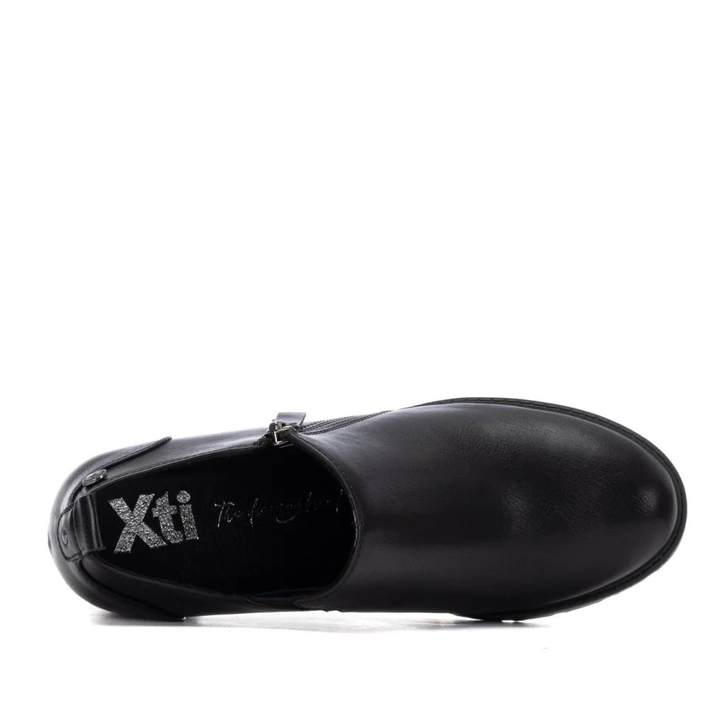 Scarpa chiusa con tacco