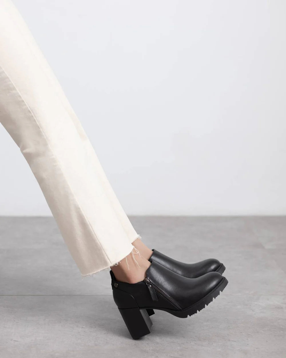 Scarpa chiusa con tacco