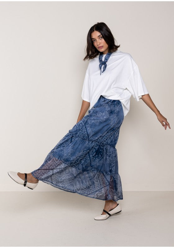 T-shirt over con foulard