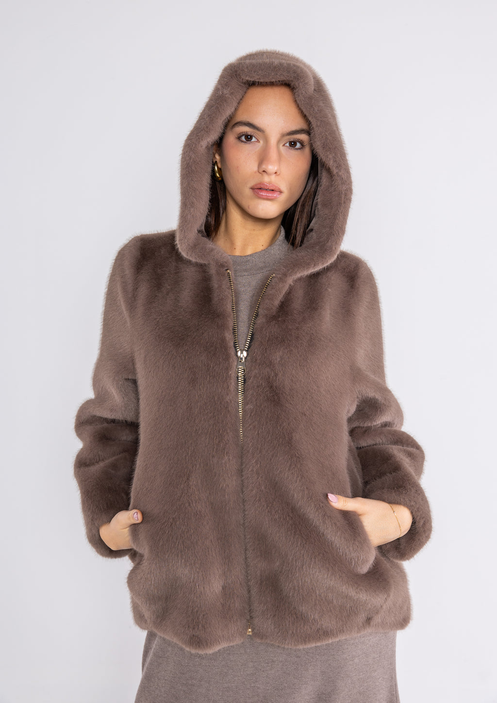 Ecopelliccia con cappuccio